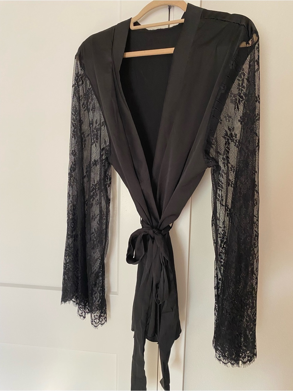 Sheer Lace Sleeve Tie-Waist Robe - Black